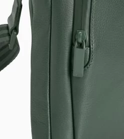 Porsche Design Roadster Leather Shoulderbag S Color Cedar Green 12 Porsche Design Roadster Leather Shoulderbag S Color Cedar Green -Porsche Design Store 4056487038803 06 ga pd sall ain v1