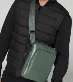 Porsche Design Roadster Leather Shoulderbag S Color Cedar Green 13 Porsche Design Roadster Leather Shoulderbag S Color Cedar Green -Porsche Design Store 4056487038803 07 ga pd sall ain v1