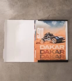 Porsche Design Poster Set – 911 Dakar Color Mehrfarbig -Porsche Design Store wap0925010pdkp 008 ga pd sall ain v1